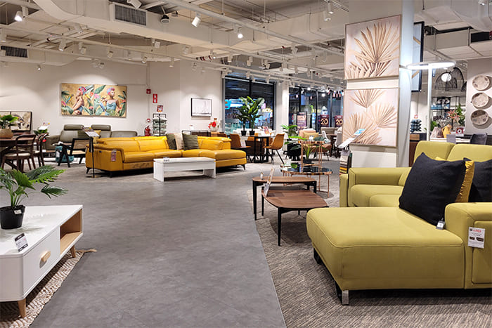 Ein modern eingerichtetes Möbelhaus mit Sofas, Tischen und Dekorationen, ideal für die Abholung und den sicheren Transport neuer Möbel.