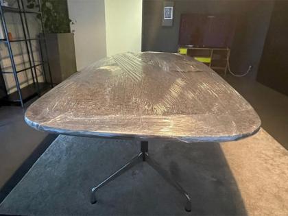 Ein großer Tisch mit transparenter Schutzfolie umhüllt, bereit für den sicheren Transport